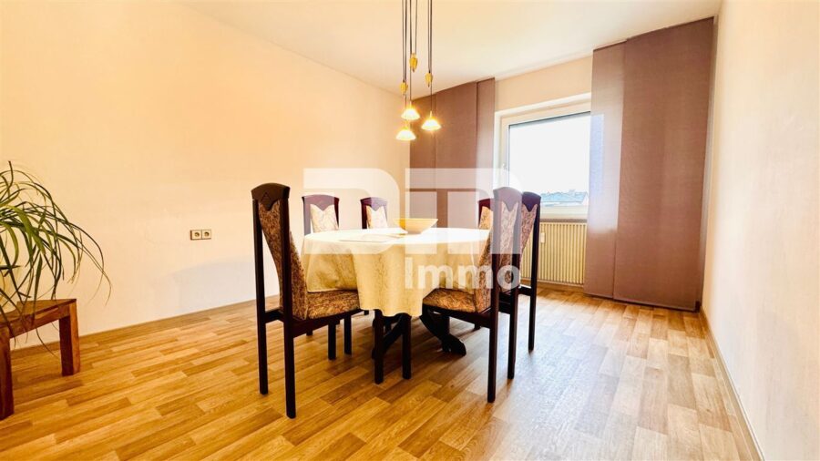 Solides Ein- bis Dreifamilienhaus + zwei Garagen mit großem Grundstück in Traumlage - OG Esszimmer / Optional Schlafzimmer